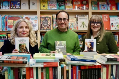 La directora del Club de Lectura Adictos al Crimen, Marta Marne, junto a Leopoldo Herrero y Karín del Ser, de la Librería Galatea, preparan una nueva jornada de lectura que se celebra en la Biblioteca Sierra Pambley de León.