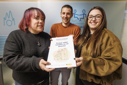 María Muriel, Jon Amas y Sandra Hidalgo, con la primera guía con recursos sobre discapacidad de Cocemfe Burgos.