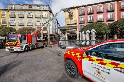 Intervención de los Bomberos durante esta mañana en el edificio Cardenal Segura 2.