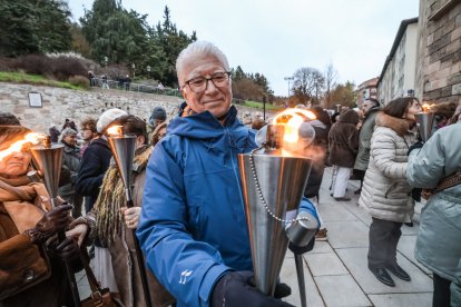 Uno de los participantes este Lunes Santo en el Via Crucis al Castillo, bien abrigado para protegerse del frío.