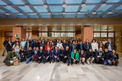 Foto de familia de los participantes en los 13 cursos que se clausuraban ayer, en la Delegación de la Junta en Burgos.