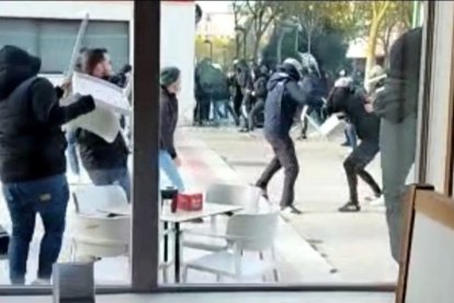 Imagen del enfrentamiento entre ultras en noviembre de 2022.