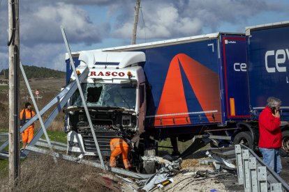 Imagen del vehículo articulado accidentado en Quintanapalla.