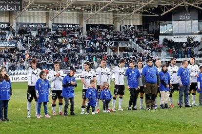 La celebración del Día Mundial del Autismo estuvo presente antes del inicio del partido.