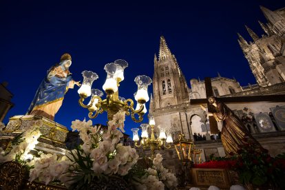 Instante de la procesión de El Encuentro en Burgos.