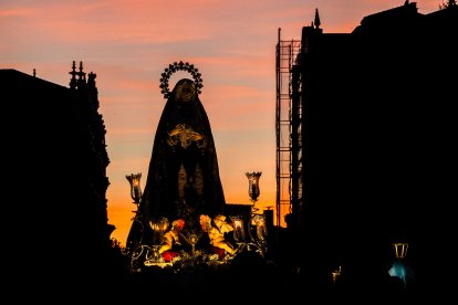 Instante de la procesión de la Virgen de la Soledad.