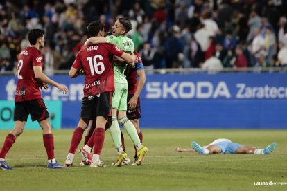 Los jugadores del Mirandés celebran el triunfo.