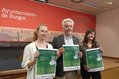 Beatriz Quintana (Cultura Circular) y Virginia Fuentes (Fundación Oxígeno), junto al concejal de Medio Ambiente, Carlos Niño.