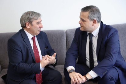 El consejero en funciones de Movilidad y Transformación Digital, José Luis Sanz Merino, al consejero de Vivienda Transporte e Infraestructura de la Comunidad de Madrid, Jorge Rodrigo.