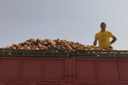 Aurelio García posa en una de sus parcelas