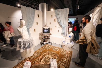 La recreación de la gloria incorpora dos diseños inspirados en la típica lámpara de araña y el no menos tradicional mantel de hule.