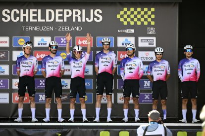 Daniel Cavia saluda en la presentación de equipos en Terneuzen.