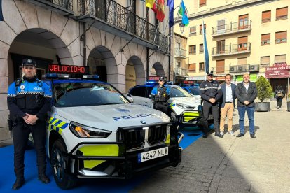 Policías posan con los nuevos vehículos