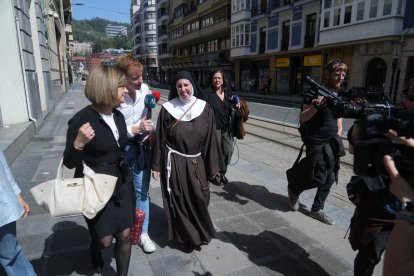 La exmonja de Belorado Sor Sión, junto a la abogada Norma Riaño, tras declarar en los Juzgados de Bilbao, junto a Sor Israel.