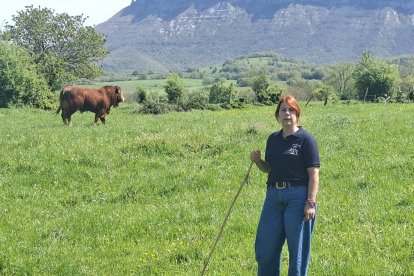 Naiara posa en su explotación ganadera en el Valle de Mena