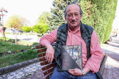 Juan José Calzada, junto a los jardines de la plaza Luis Martín Santos, con un ejemplar de su nuevo libro.