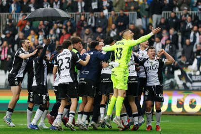 La plantilla celebra sobre el césped que el Sporting tampoco puede frenar la magia de El Plantío.