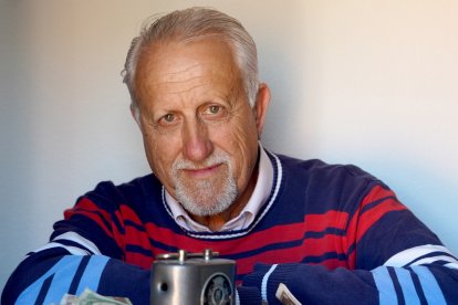 Chema Rodríguez repartía pensiones puerta por puerta, una labor que formaba parte de un modelo más amplio de servicios bancarios.