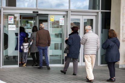Varias personas de distintas edades acceden al Hospital Universitario de Burgos (HUBU).