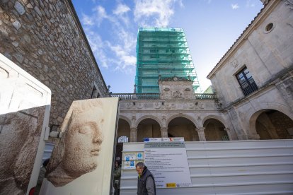 IMagen exterior de la torre del Hospital del Rey durante los trabajos que se realizaban a finales del mes de febrero.