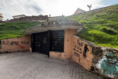 Imagen actual de la entrada a la bodeg Las Caballerizas
