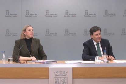 Archivo - La consejera de Familia e Igualdad de Oportunidades, Isabel Blanco, y el consejero de Economía y Hacienda y portavoz, Carlos Fernández Carriedo, en rueda de prensa posterior al consejo.