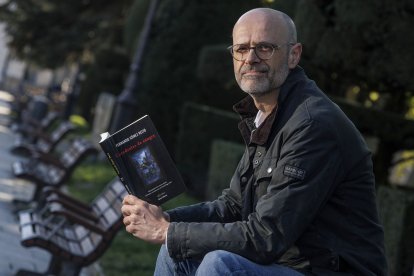 Fernando Gómez Recio, en el paseo del Espolón, con un ejemplar de 'Catedrales de sangre'.