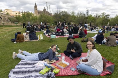Salamanca celebra el tradicional Lunes de Aguas, una de las festividades más arraigadas de la ciudad, con una gran afluencia de personas en el entorno de la ribera del río Tormes.