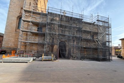 Imagen de la iglesia de Vadocondes en plena restauración.