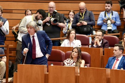 El secretario general del PSOE de Castilla y León, Carlos Martínez Mínguez (i), durante la constitución de las Cortes de la XII Legislatura de Castilla y León.