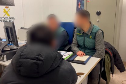 Dos guardias civiles con el joven investigado.