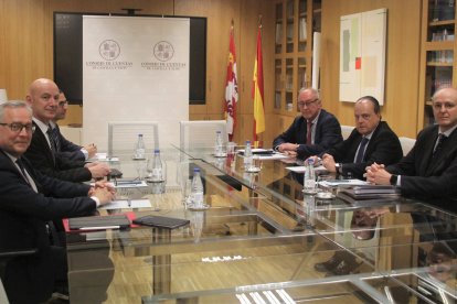Imagen del encuentro entre el presidente del Tribunal de Cuentas y el rector de la UBU.