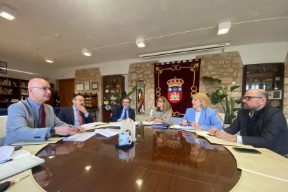 Un momento de la reunión entre la UBU y FAE Asemar en el despacho del rector, José Miguel García.