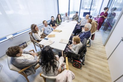 Un momento de la sesión del club de lectura intergeneracional celebrada esta semana, en la que los participantes analizaron el relato 'La fotografía', de Enrique Amorim