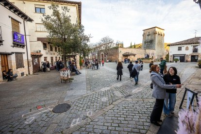 El centro de Covarrubias, animado por la presencia de vecinos y turistas en una imagen reciente tomada esta Semana Santa.