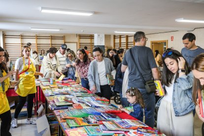 Varias personas se interesan por los objetos que se vendían en el mercadillo.