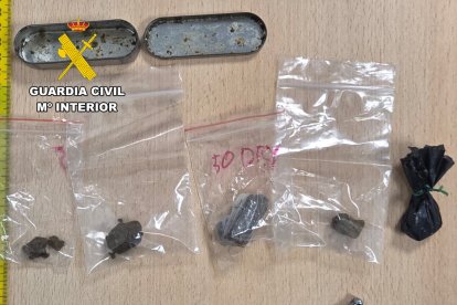 Imagen del material incautado al detenido.