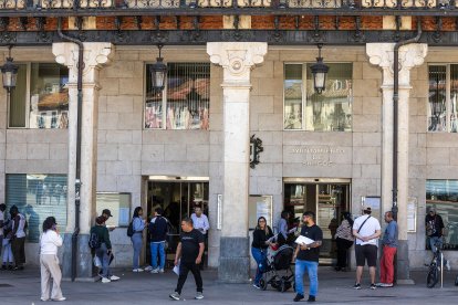 Imagen de esperas a la puerta del Ayuntamiento.