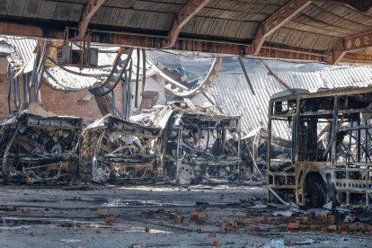 Desolador estado en el que quedaban las cocheras de los autobuses urbanos tras el incendio.