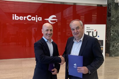 Javier Gonzalez Moreno, director provincial de Ibercaja en Burgos, y Andrés Hernando Saiz, presidente de Femebur.
