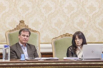 Borja Suárez e Inmaculada Sierra, en el pleno de la Diputación de Burgos.