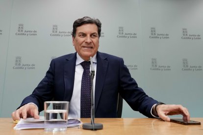 El consejero de Economía y Hacienda y portavoz, Carlos Fernández Carriedo, comparece en rueda de prensa posterior al Consejo de Gobierno.