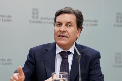 El consejero de Economía y Hacienda y portavoz, Carlos Fernández Carriedo, comparece en rueda de prensa posterior al Consejo de Gobierno