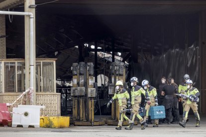 Los bomberos proseguían hoy con las labores de revisión de las instalaciones arrasadas por el fuego.
