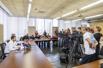 El director del HUBU, Carlos Cartón, compareciendo ante los medios.