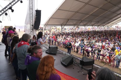 Lectura del Manifiesto de Villalar en el escenario principal de la campa en Villalar de los Comuneros este jueves, 23 de abril.