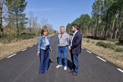 De izda a dcha, Jiménez, Muñoz y Del Barrio visitan las obras de la carretera del polígono de Navalcaballo (Soria).