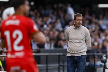 Ramis camina junto al banquillo durante el partido ante el Castellón en el Estadio Castalia.