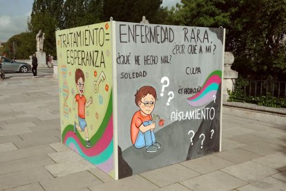 Cubo artístico en el paseo Sierra de Atapuerca.