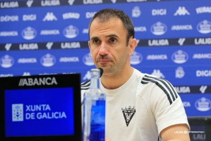 Antxon Muneta en la comparecencia de Riazor.